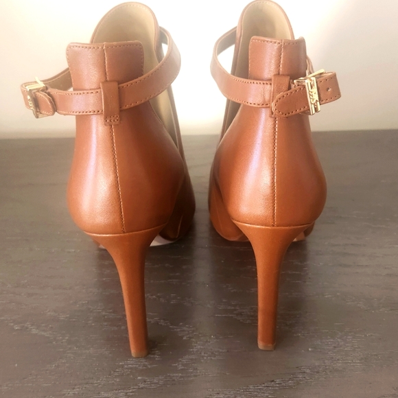 Michael Kors Brown Leather Ankle Bootie- Size 8.0 - Picture 3 of 4